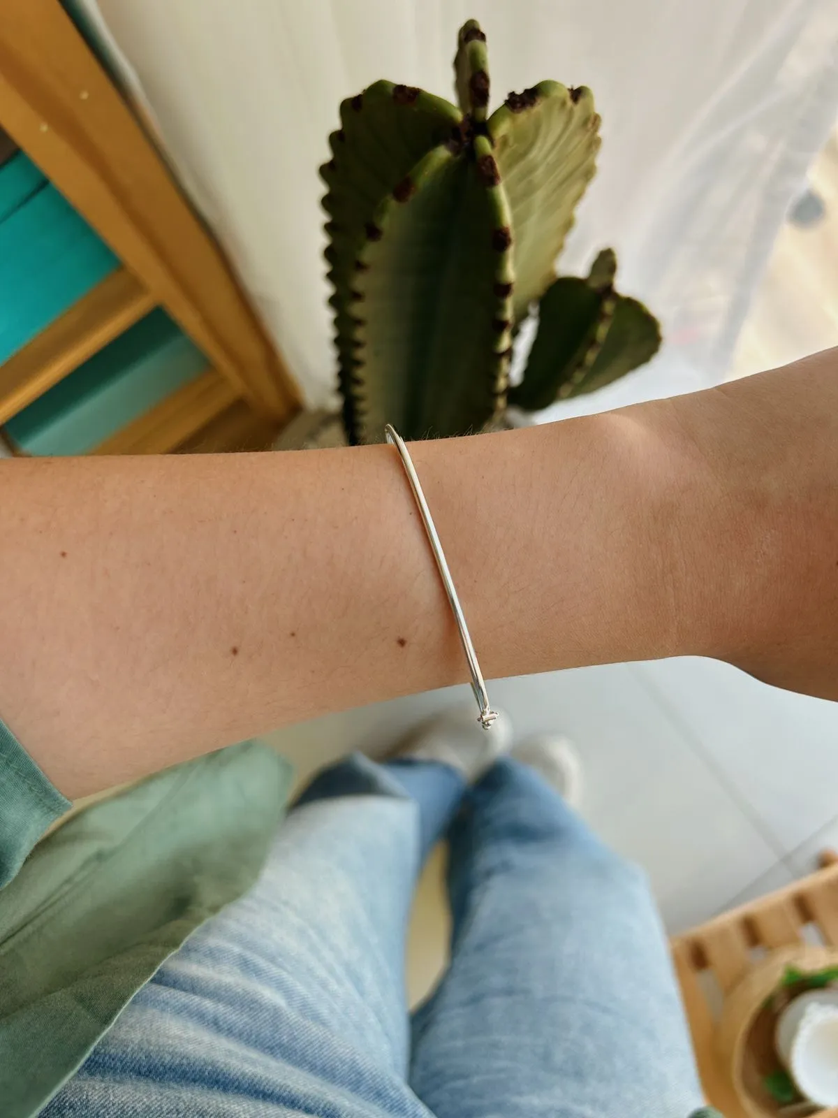 PULSEIRA BRACELETE LISO FINO. DIÂMETRO DE 6,5CM. EM PRATA 925.