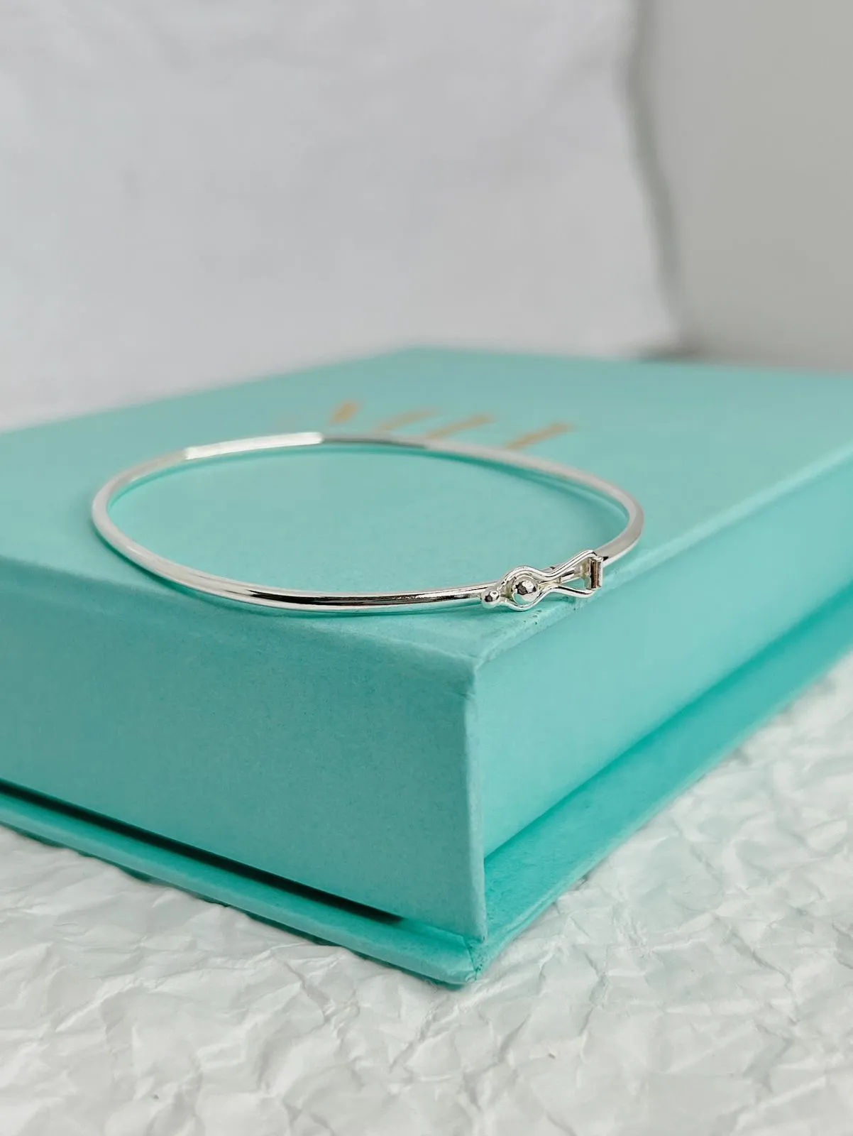 PULSEIRA BRACELETE LISO FINO. DIÂMETRO DE 6,5CM. EM PRATA 925.