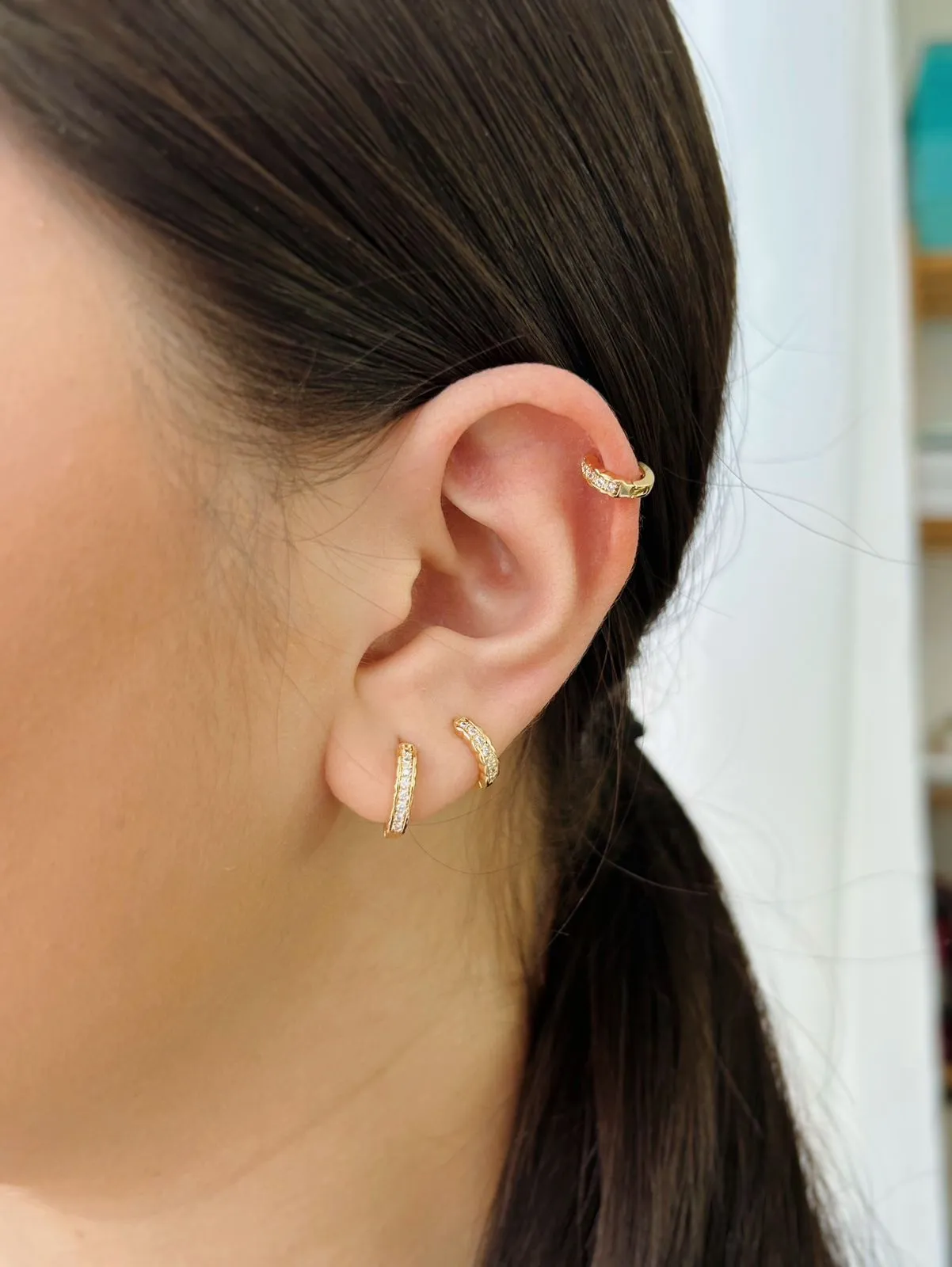 ARGOLA CRAVEJADA CLÁSSICA. TAMANHO M. BANHADA A OURO 18K.