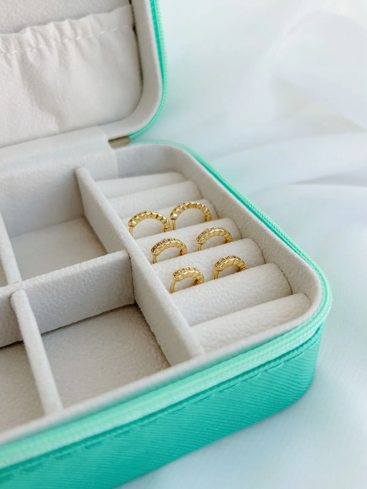 ARGOLA CRAVEJADA CLÁSSICA. TAMANHO G.  BANHADA A OURO 18K.