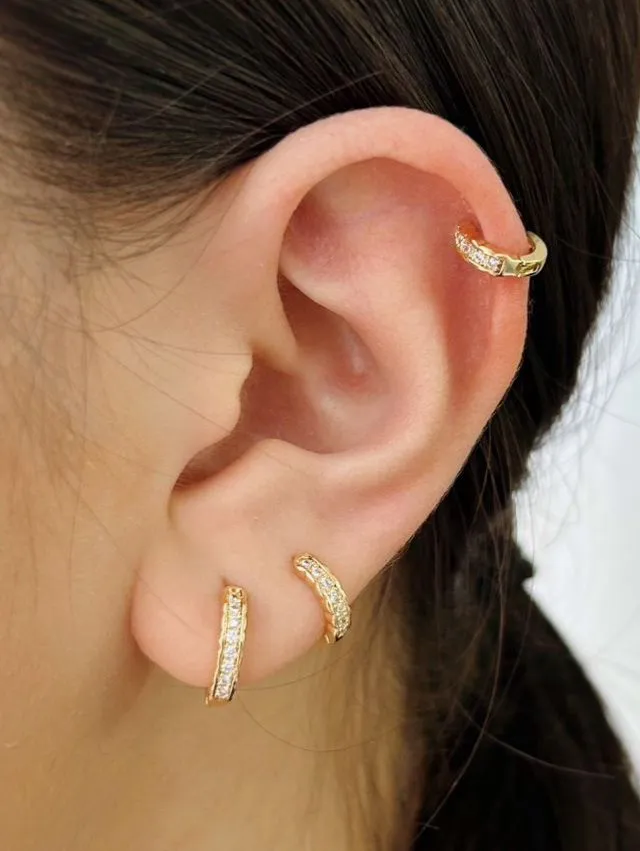 ARGOLA CRAVEJADA CLÁSSICA. TAMANHO G.  BANHADA A OURO 18K.