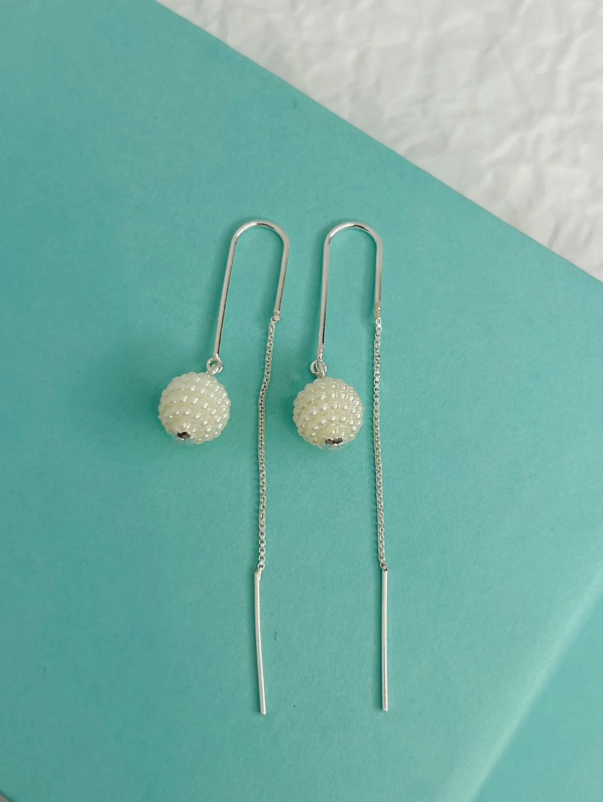 BRINCO PASSANTE COM ESFERA DE PÉROLAS EM PRATA 925.
