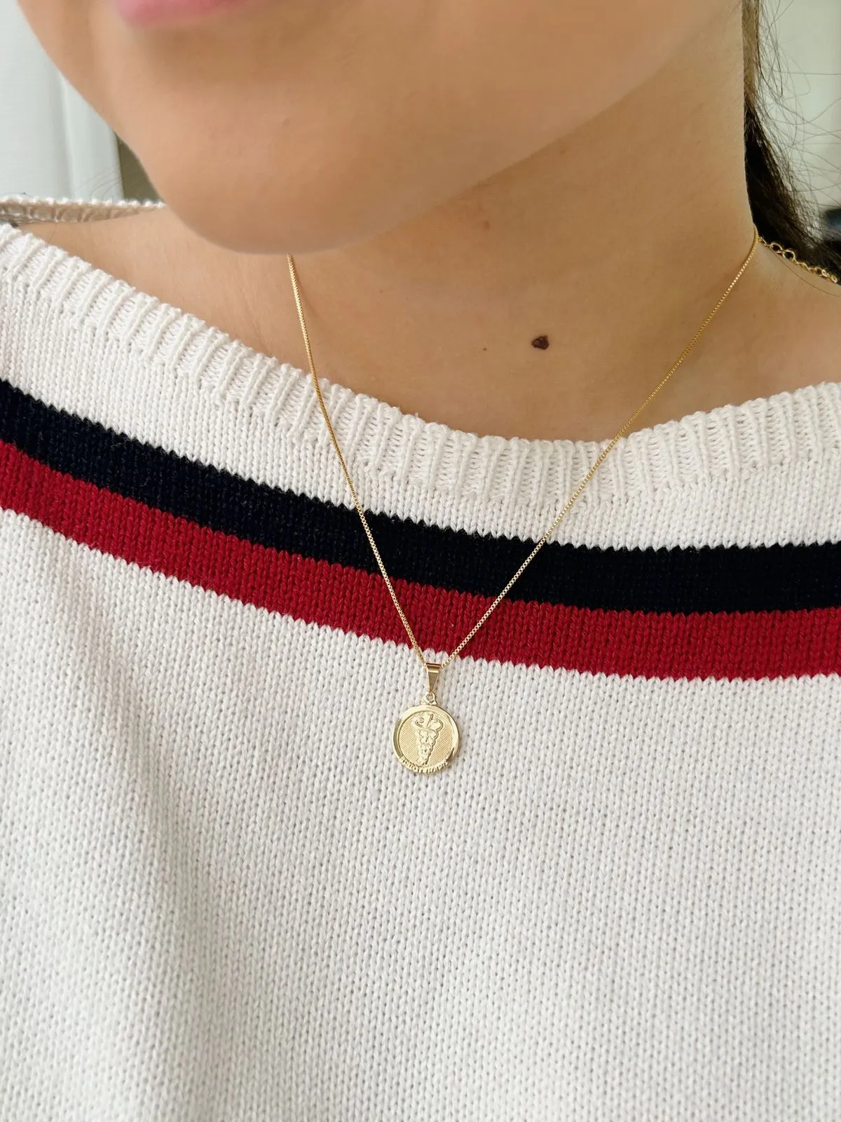 PINGENTE FISIOTERAPIA. BANHADO A OURO 18K.