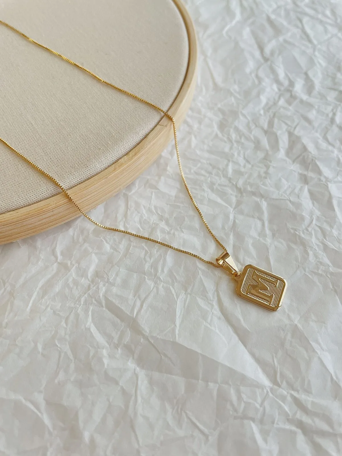 PINGENTE RETANGULAR DE LETRA P.  BANHADO A OURO 18K.