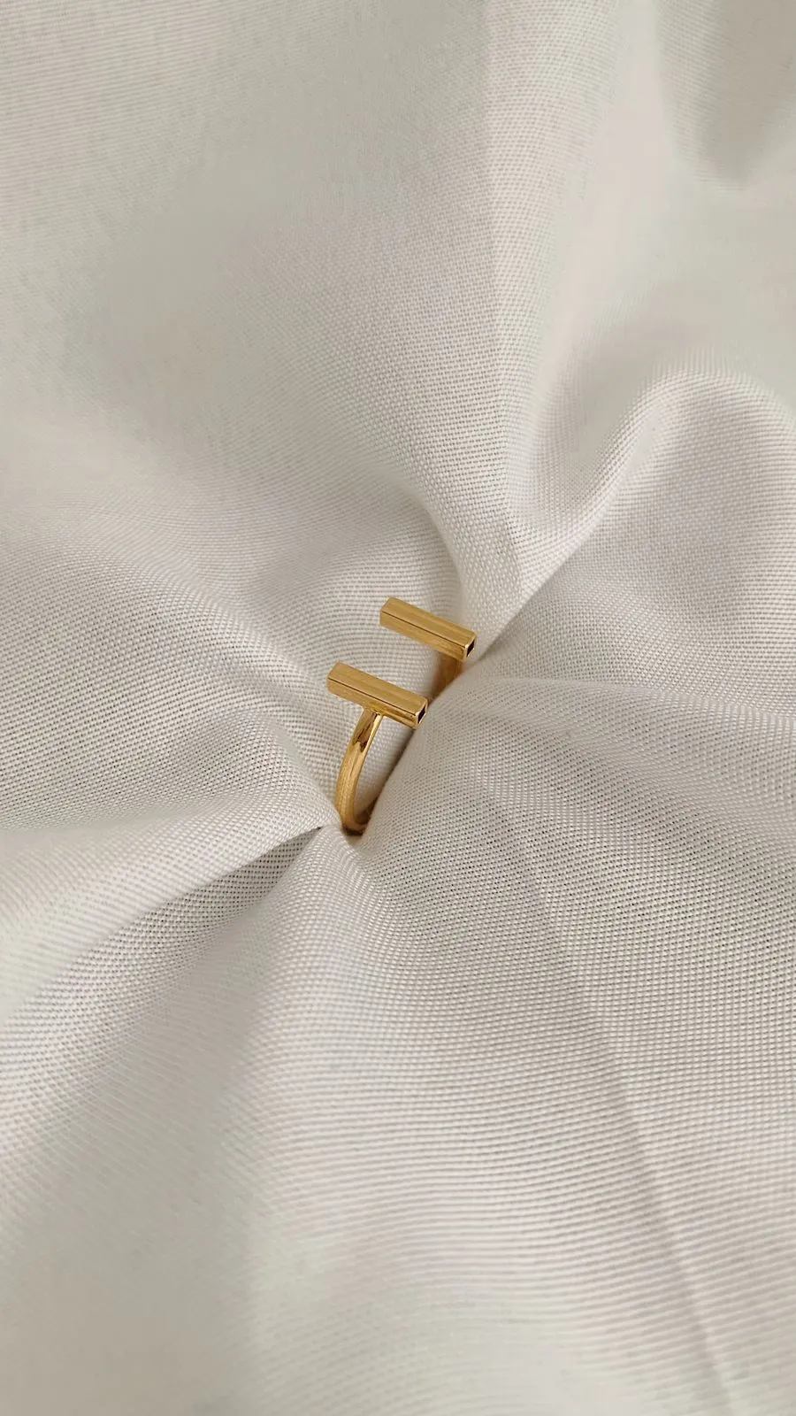 ANEL MINIMALISTA REGULÁVEL. BANHADO A OURO 18K.