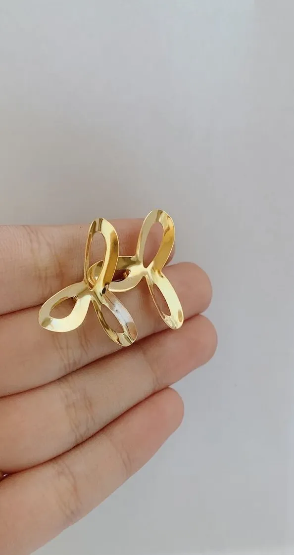 BRINCO FLOR COM 3 PÉTALAS. BANHADO A OURO 18K.