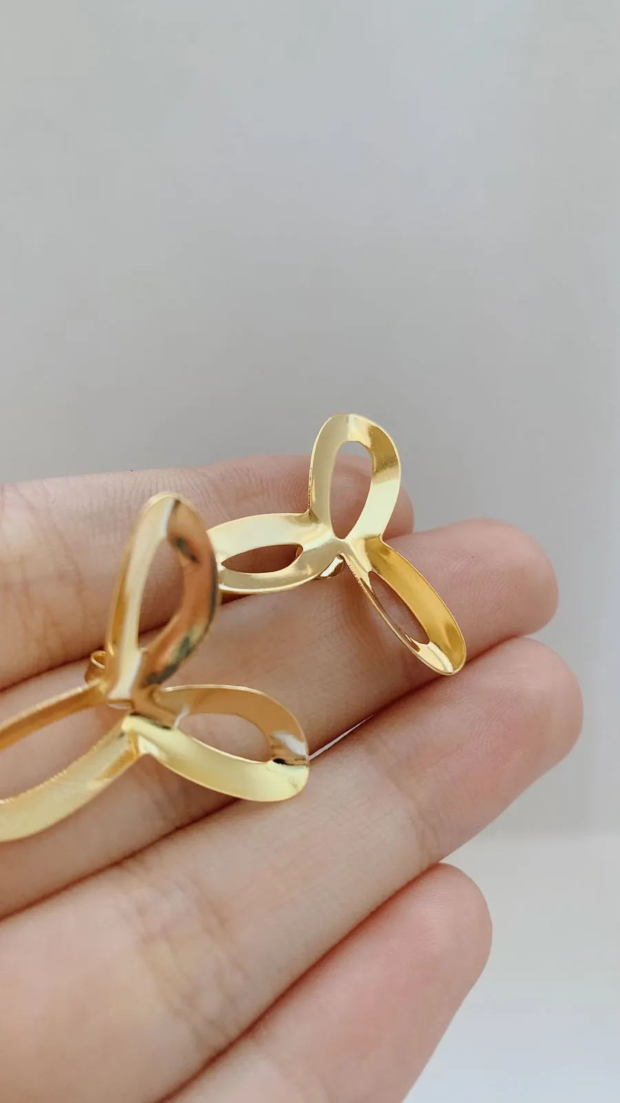 BRINCO FLOR COM 3 PÉTALAS. BANHADO A OURO 18K.