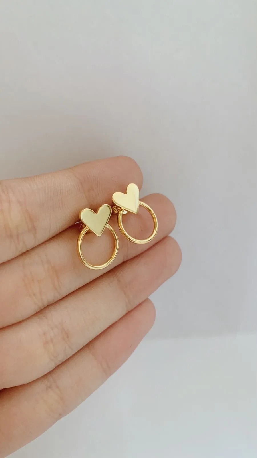 BRINCO CORAÇÃO E CÍRCULO. BANHADO A OURO 18K.