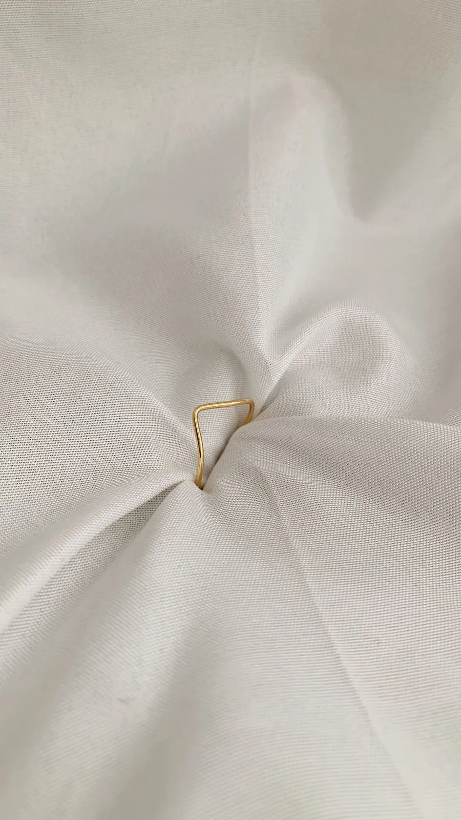 ANEL V MINIMALISTA. BANHADO A OURO 18K.