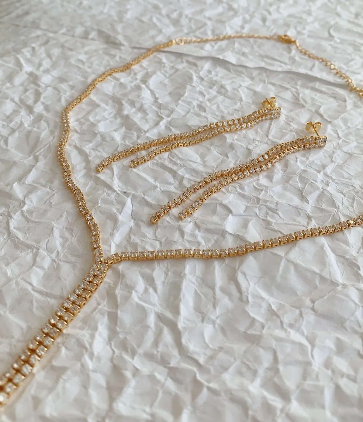 COLAR GRAVATINHA RIVIERA DUPLO. 45CM DE COMPRIMENTO E 6CM DE FIO DUPLO.BANHADO A OURO 18K.