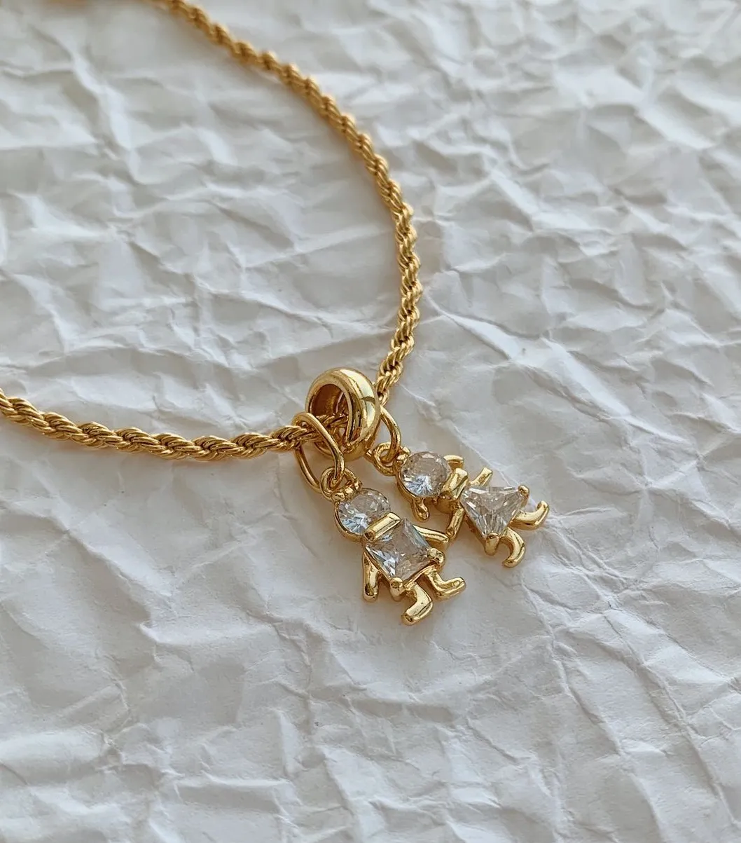 PINGENTE MENINA COM ZIRCÔNIA. BANHADO A OURO 18K.