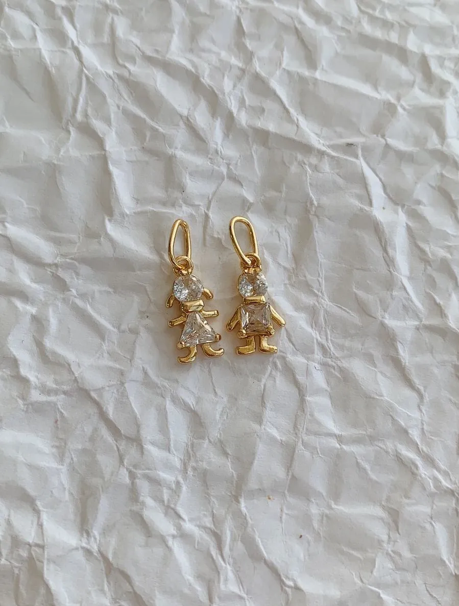PINGENTE MENINA COM ZIRCÔNIA. BANHADO A OURO 18K.