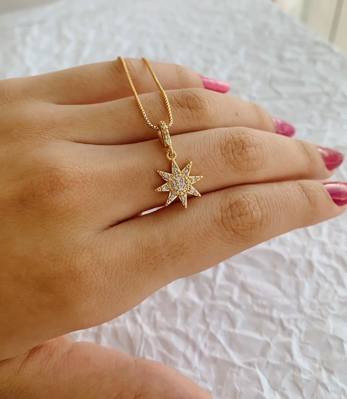 COLAR ESTRELA CRAVEJADA COM 8 PONTAS. 50CM DE COMPRIMENTO. BANHADO A OURO 18K.