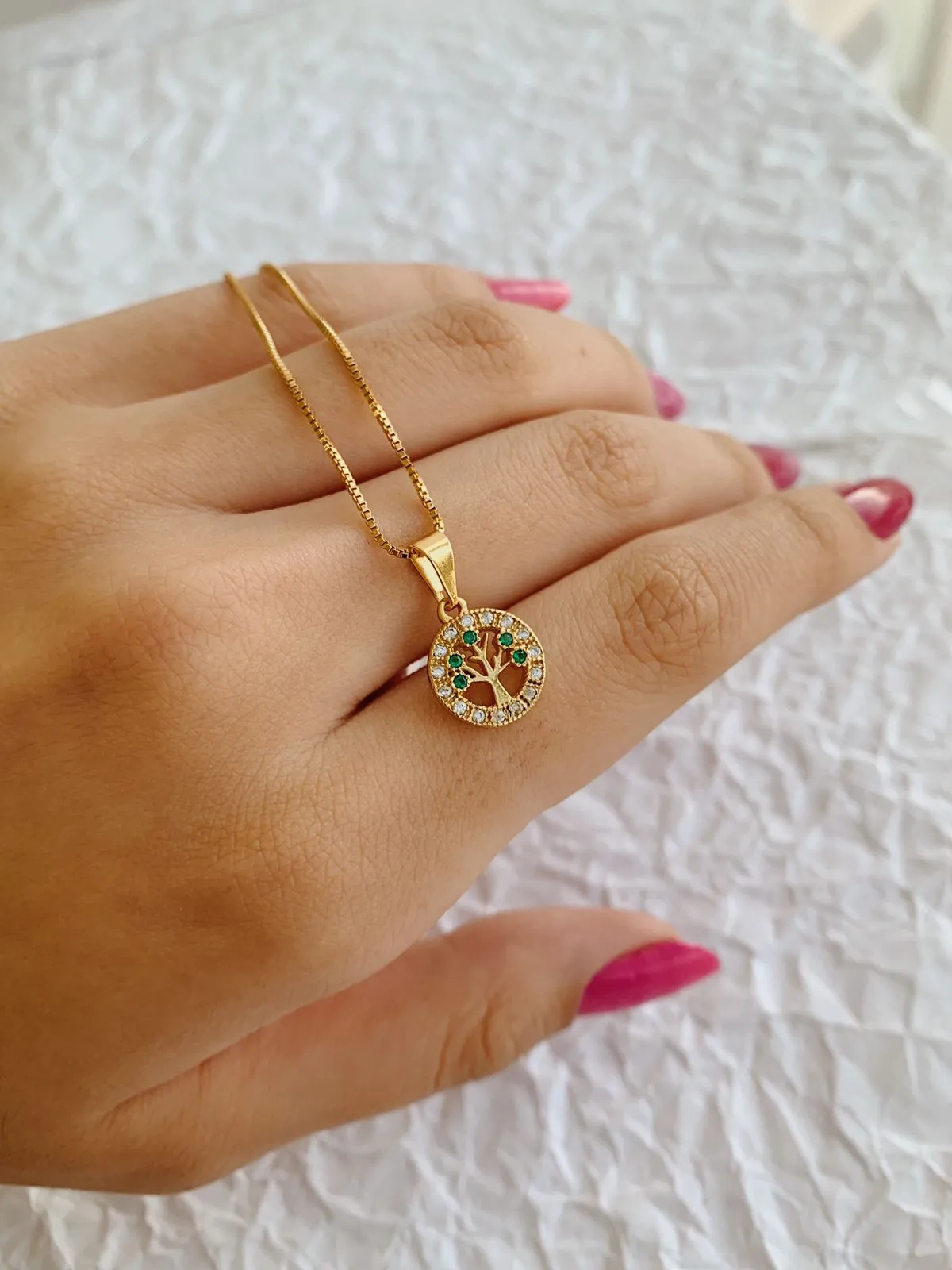COLAR ÁRVORE DA VIDA CRAVEJADA. 50CM DE COMPRIMENTO. BANHADO A OURO 18K.
