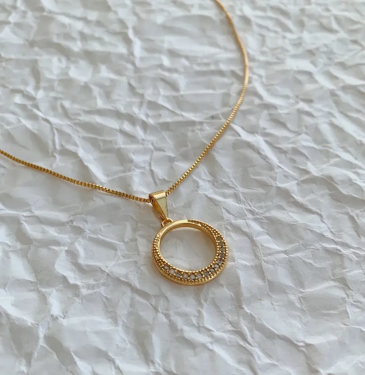 COLAR MEIO CÍRCULO CRAVEJADO. 45CM DE COMPRIMENTO. BANHADO A OURO 18K.