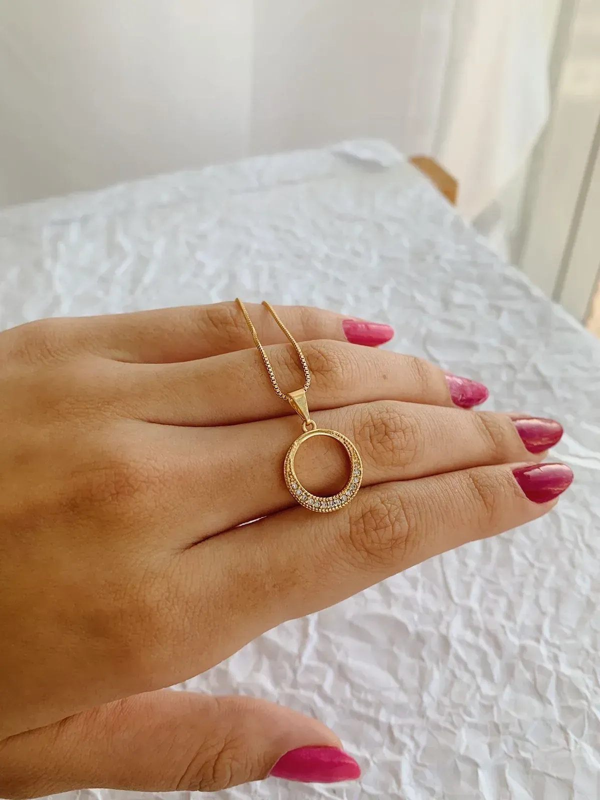 COLAR MEIO CÍRCULO CRAVEJADO. 45CM DE COMPRIMENTO. BANHADO A OURO 18K.