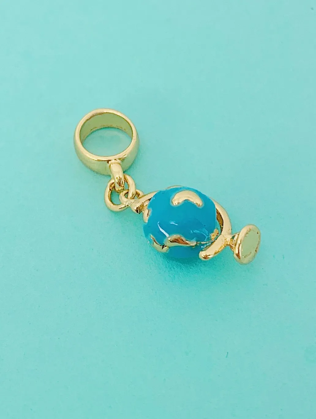 BERLOQUE GLOBO. BANHADO A OURO 18K.