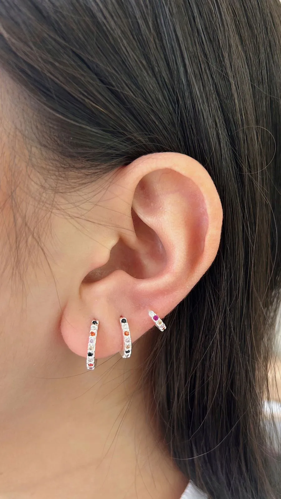 ARGOLA COM ZIRCÔNIAS COLORIDAS EM PRATA 925. TAMANHO M.