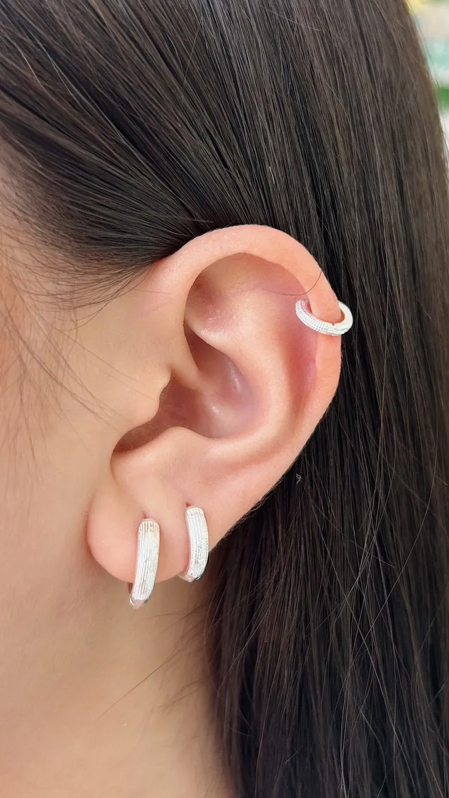 ARGOLA COM DETALHE TEXTURIZADO. TAMANHO M. EM PRATA 925.