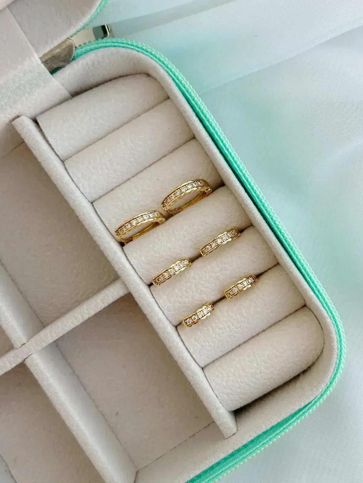 ARGOLA CRAVEJADA CLÁSSICA. TAMANHO M. BANHADA A OURO 18K.
