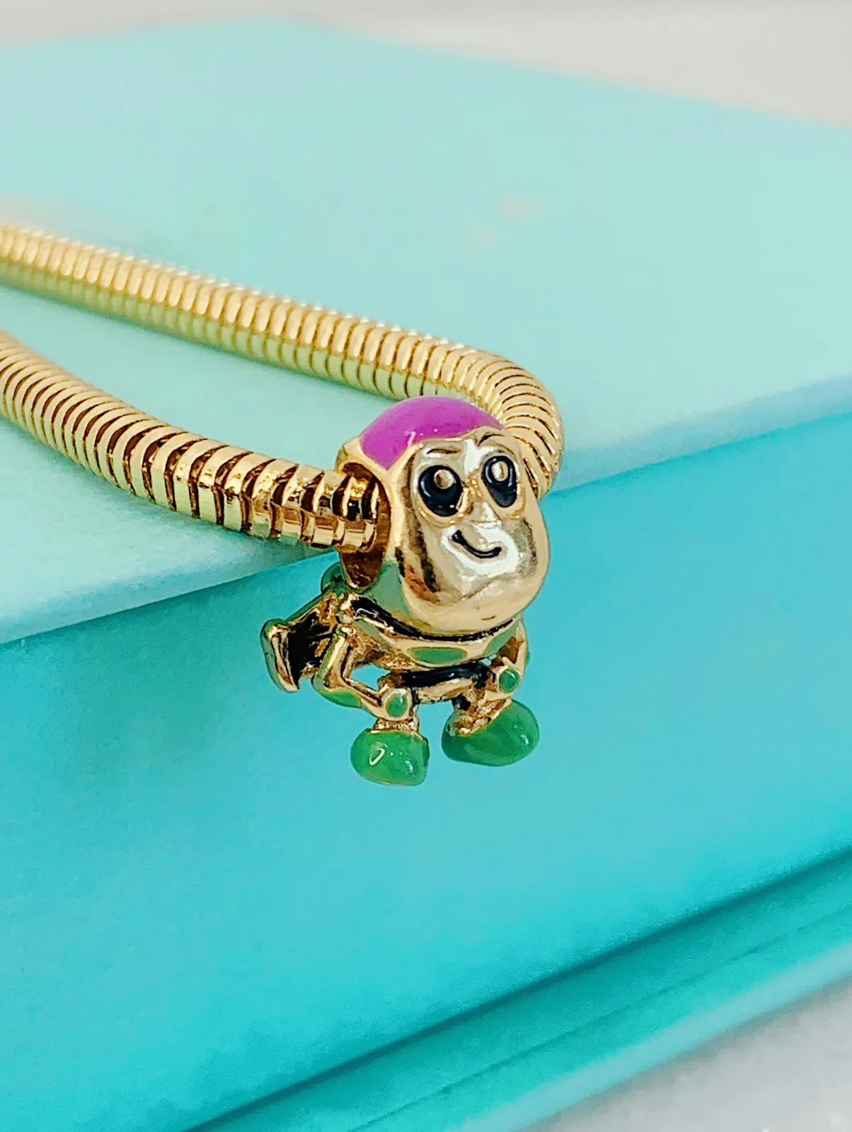 BERLOQUE BUZZ LIGHTYEAR. BANHADO A OURO 18K.