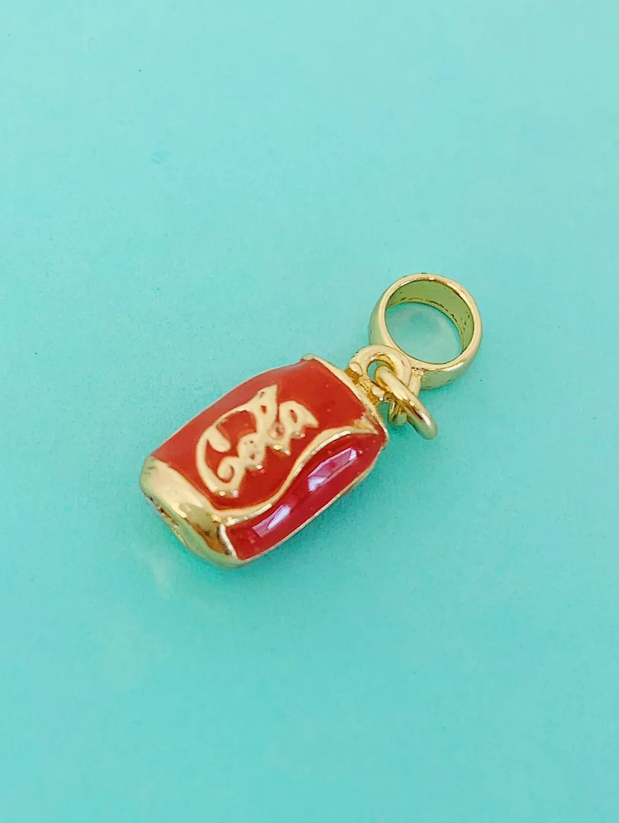 BERLOQUE COCA COLA. BANHADO A OURO 18K.