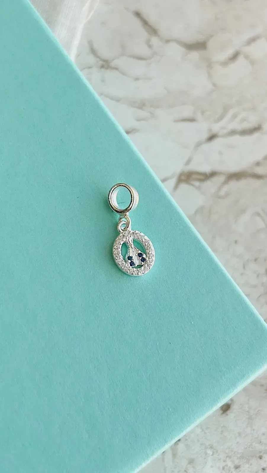 BERLOQUE DE MEDALHA OVAL CRAVEJADA COM NOSSA SENHORA EM PRATA 925.