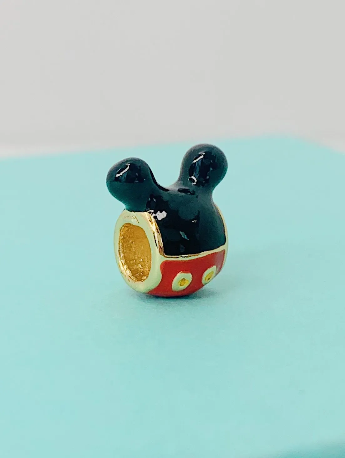 BERLOQUE MICKEY BANHADO A OURO 18K.