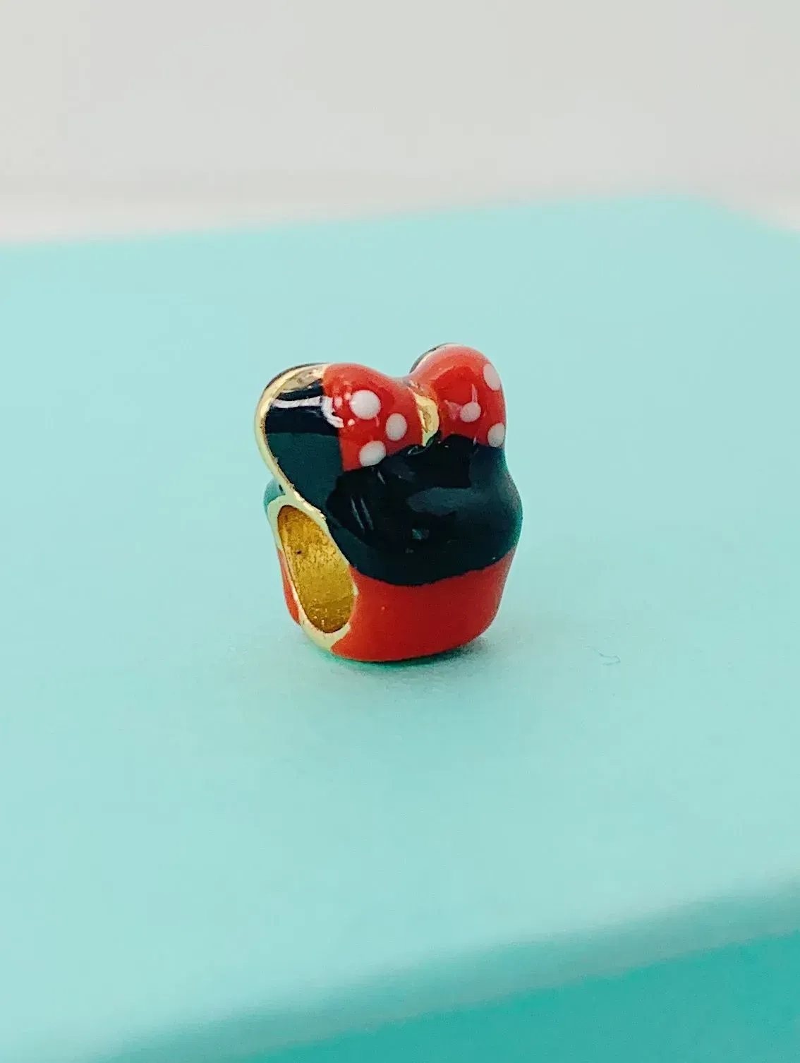 BERLOQUE MINNIE. BANHADO A OURO 18K.