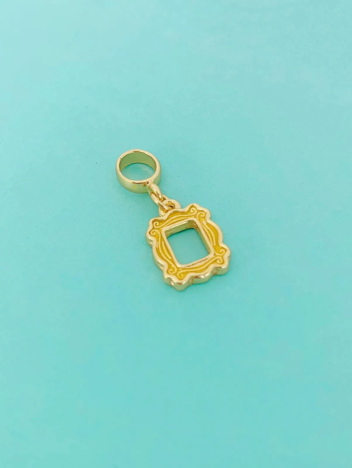 BERLOQUE MOLDURA FRIENDS. BANHADO A OURO 18K.