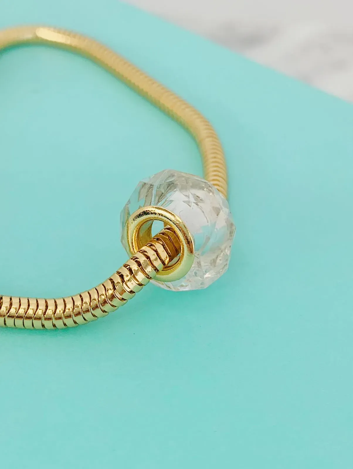BERLOQUE SEPARADOR CRISTAL SEXTAVADO. BANHADO A OURO 18K.