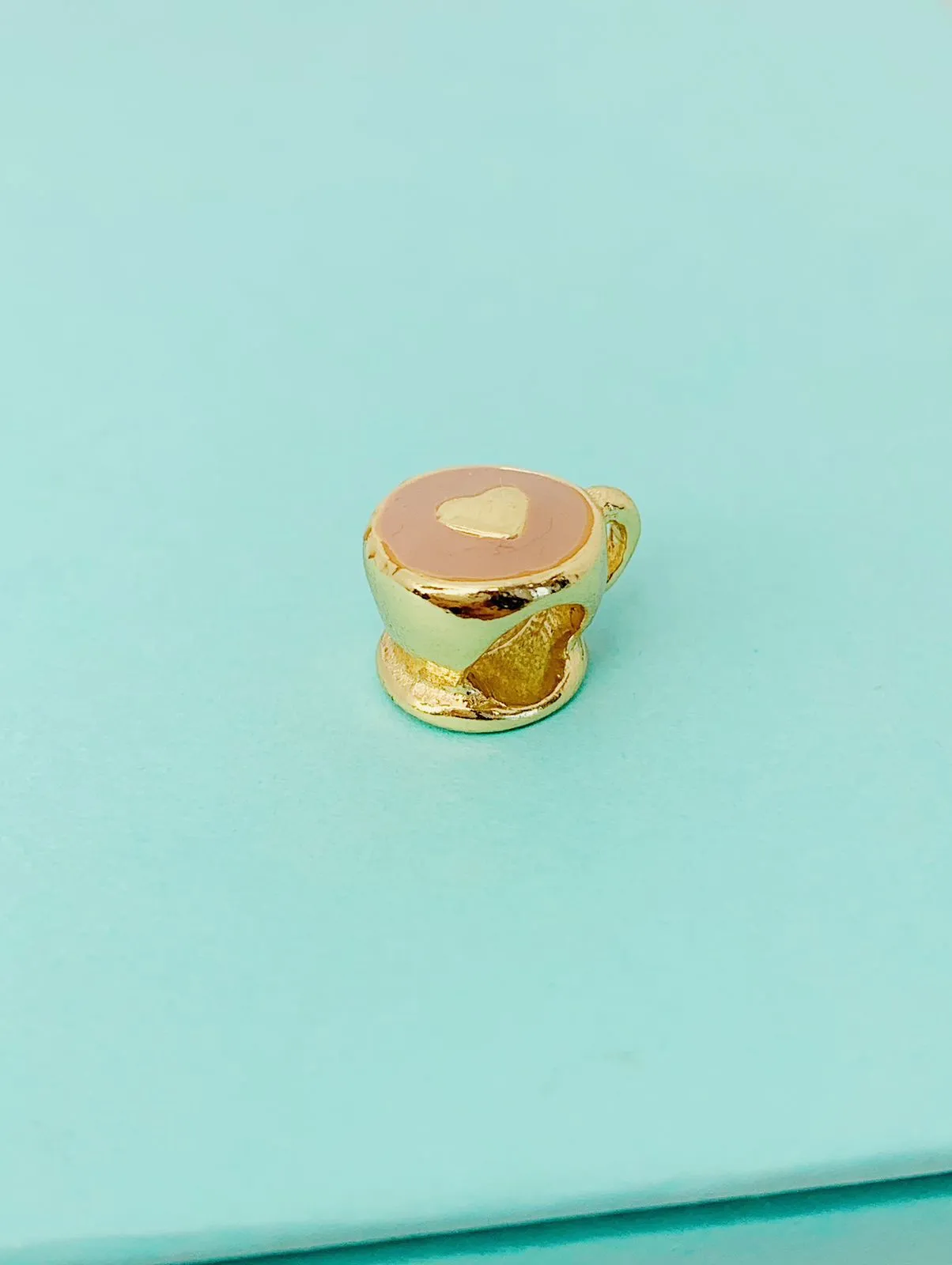 BERLOQUE XÍCARA. BANHADO A OURO 18K.