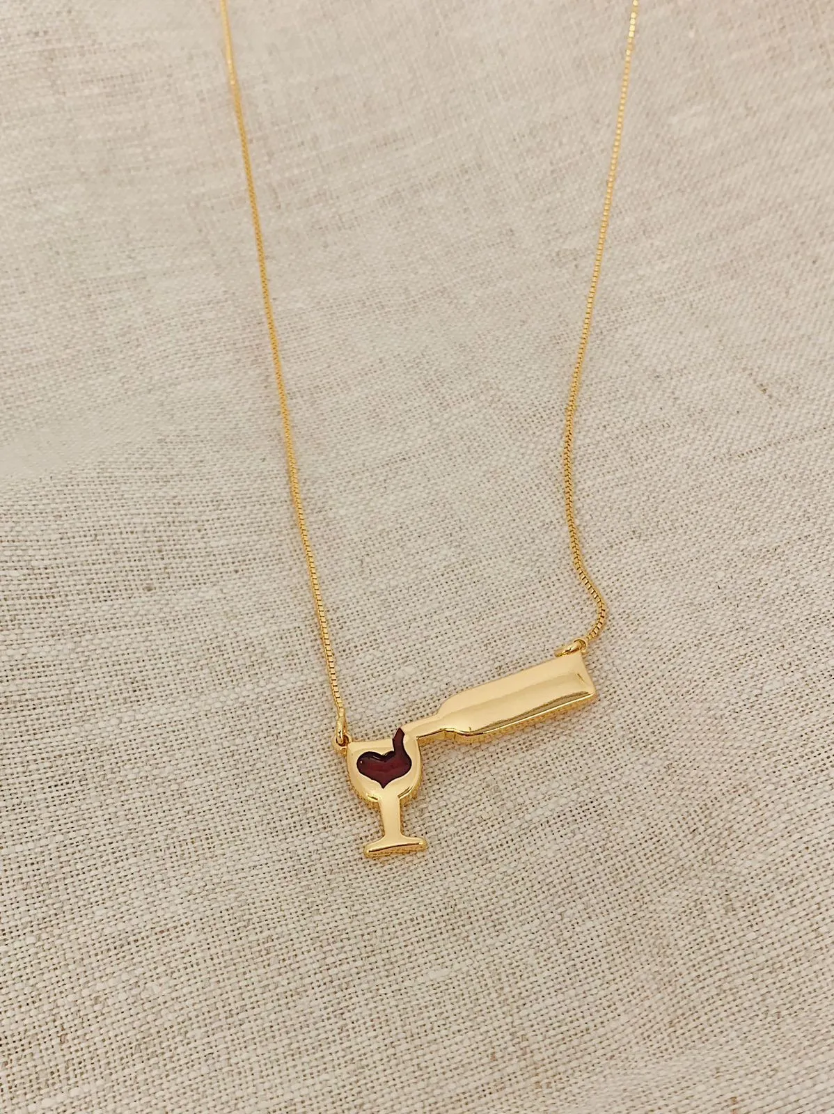 COLAR GARRAFA E TAÇA DE VINHO. 40CM DE COMPRIMENTO E 5CM DE REGULAGEM. BANHADO A OURO 18K.