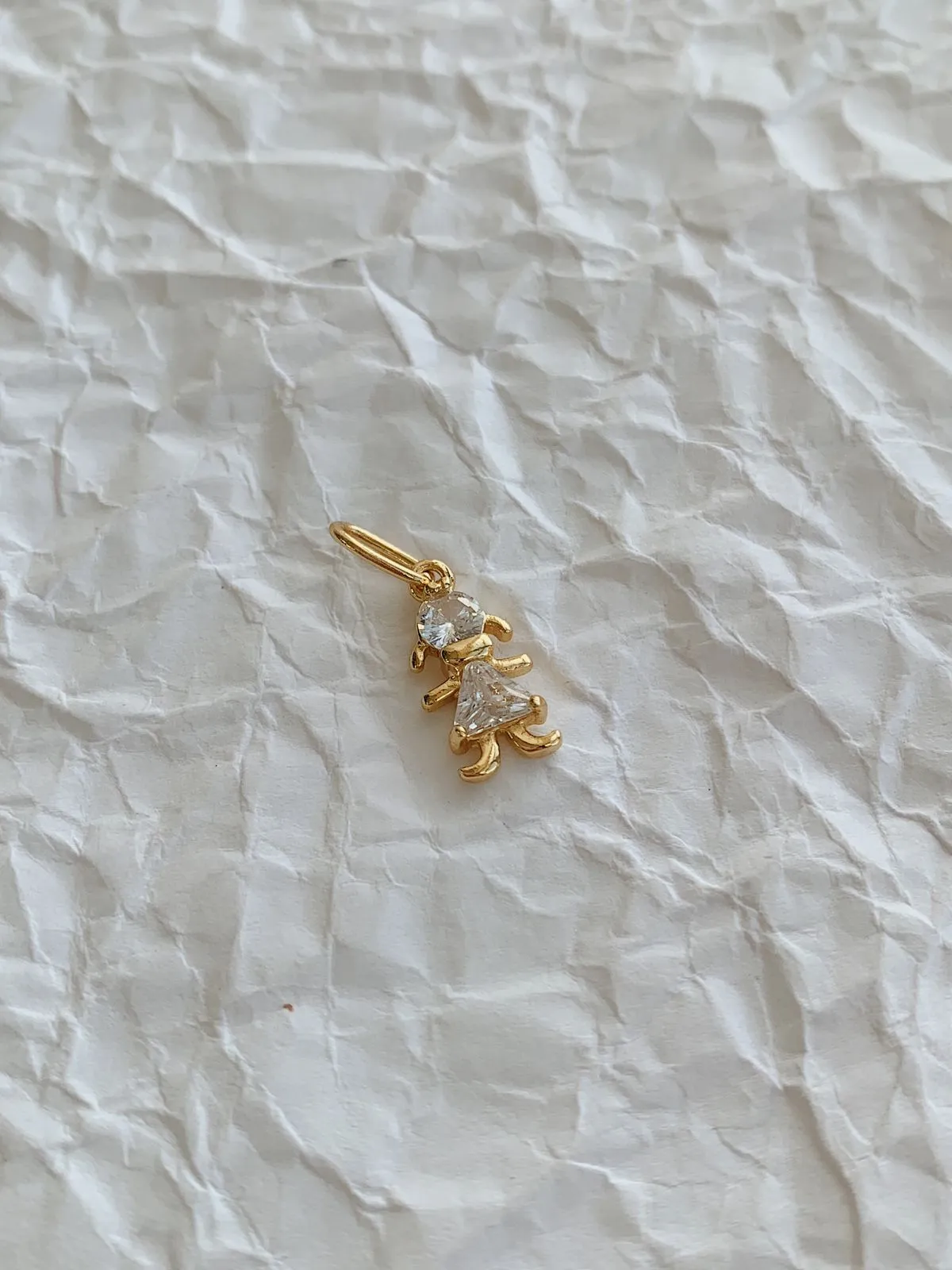 PINGENTE MENINA COM ZIRCÔNIA. BANHADO A OURO 18K.