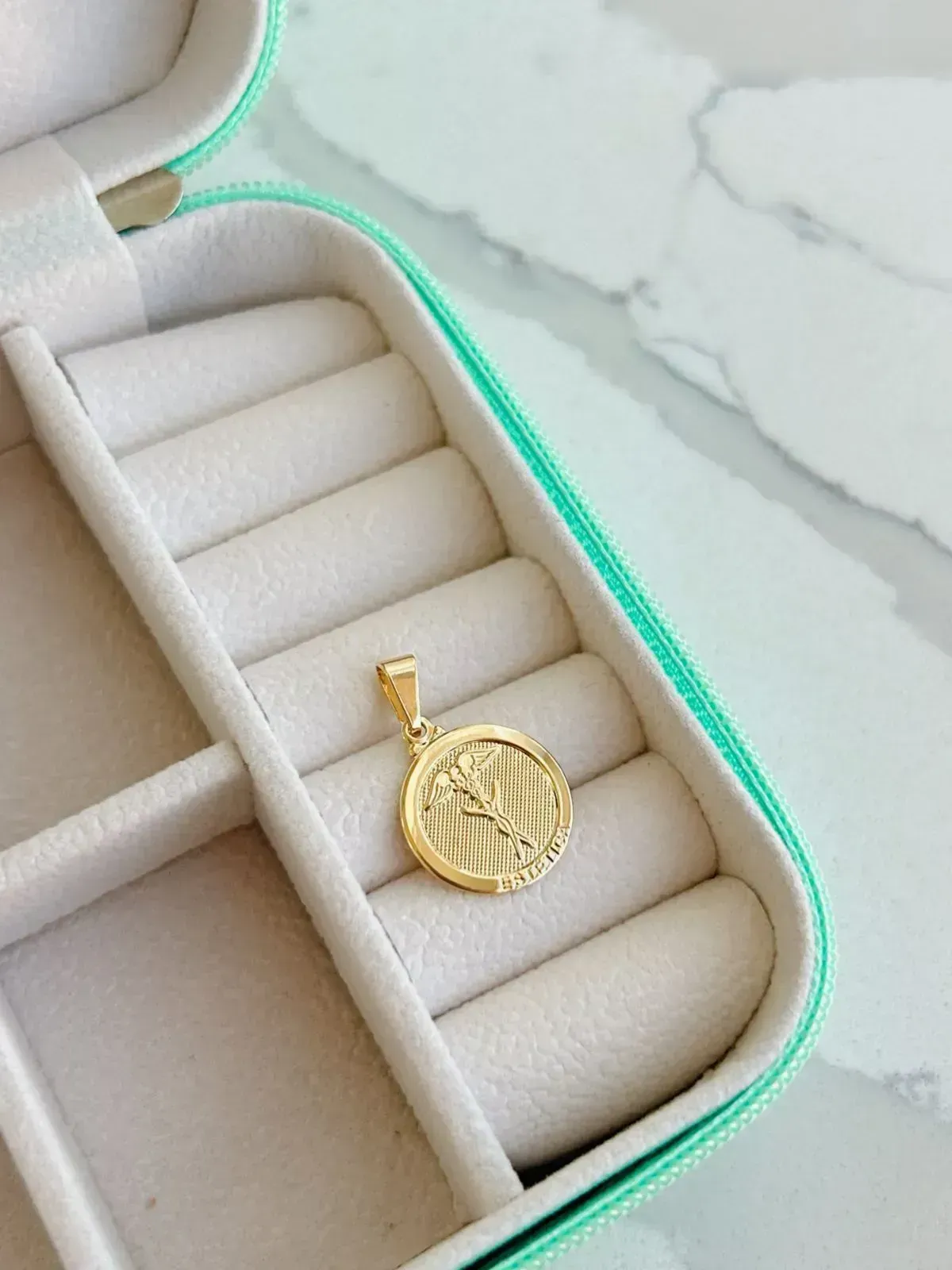 PINGENTE PROFISSÃO ESTÉTICA. BANHADO A OURO 18K.