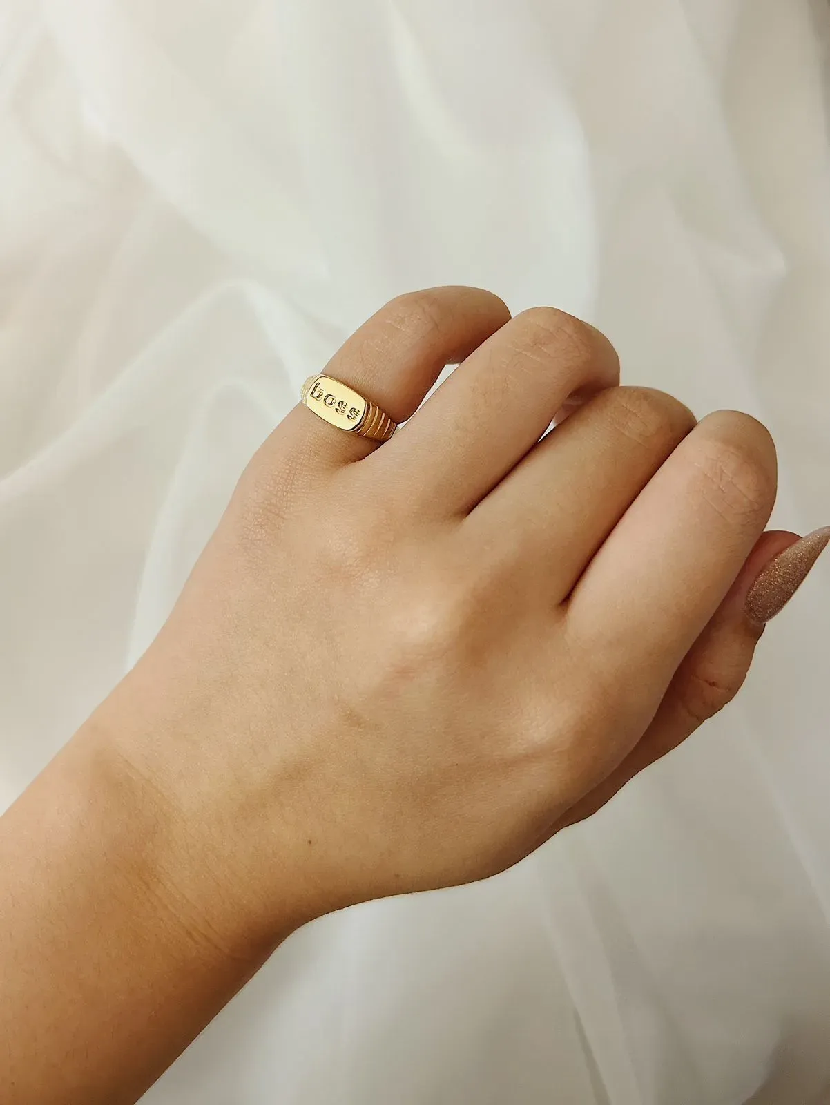 ANEL REGULÁVEL BOSS. BANHADO A OURO 18K.