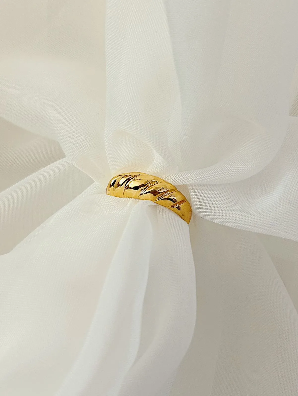 ANEL REGULÁVEL CROISSANT. BANHADO A OURO 18K.