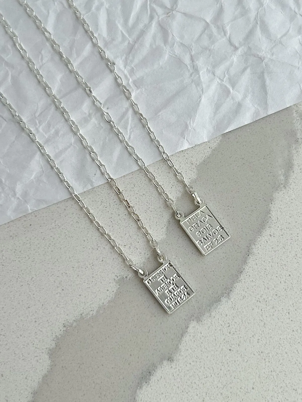 COLAR ESCAPULÁRIO TRADICIONAL (SAGRADO CORAÇÃO DE JESUS E NOSSA SENHORA). 70CM DE COMPRIMENTO. PLACA DE 1CM. EM PRATA 925.