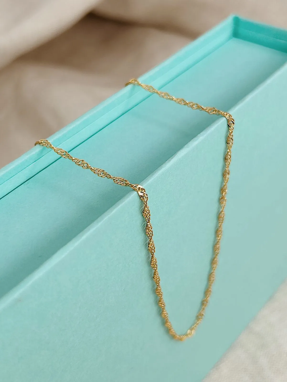 COLAR SINGAPURA. 50CM DE COMPRIMENTO. BANHADO A OURO 18K.