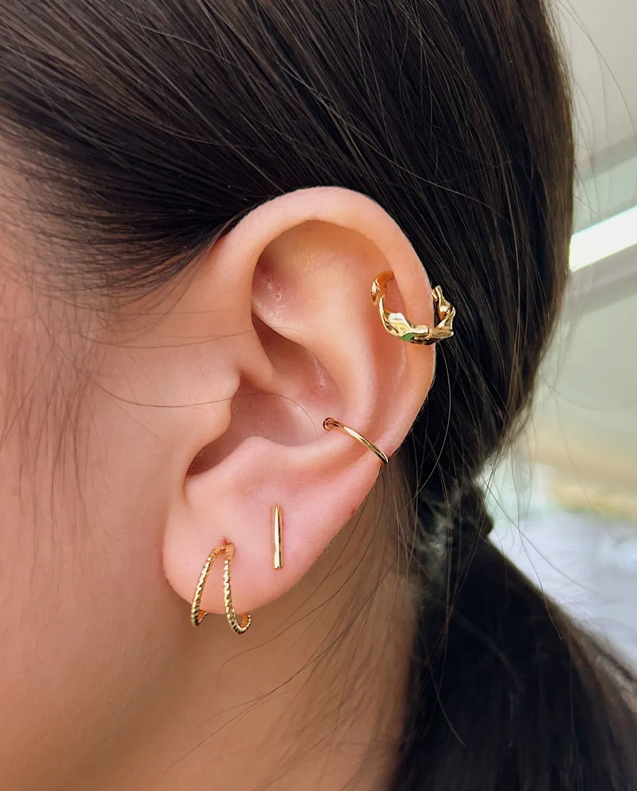 BRINCO MEIA ARGOLA DUPLA COM FIO TORCIDO. BANHADO A OURO 18K.