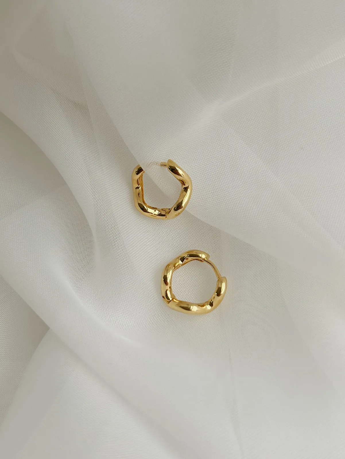 BRINCO ARGOLA ONDULADA. BANHADO A OURO 18K.