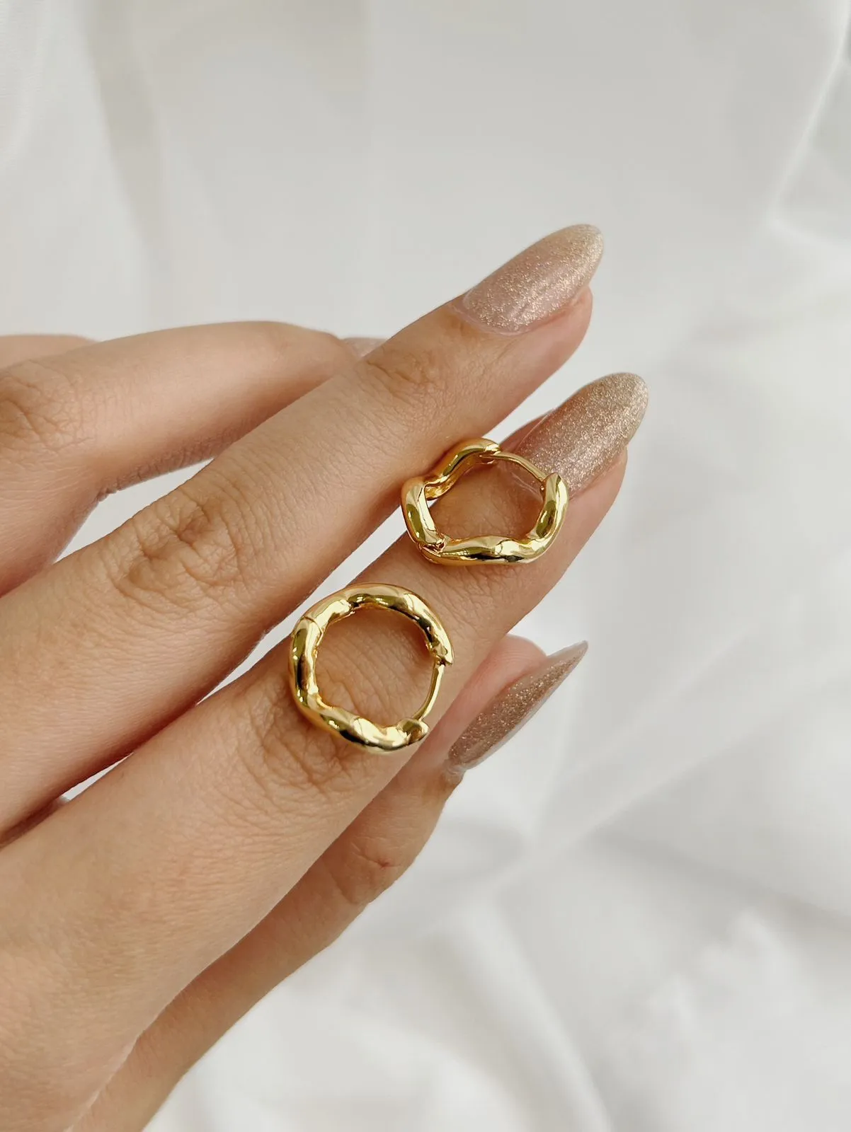 BRINCO ARGOLA ONDULADA. BANHADO A OURO 18K.