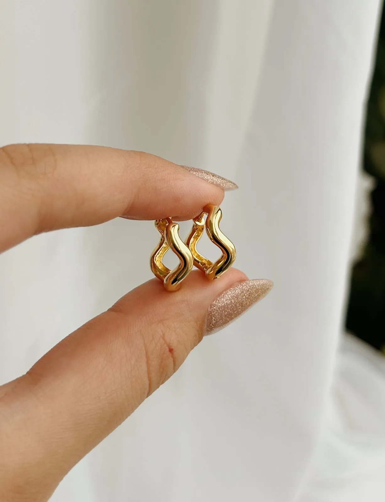 BRINCO ARGOLA ONDULADA. BANHADO A OURO 18K.