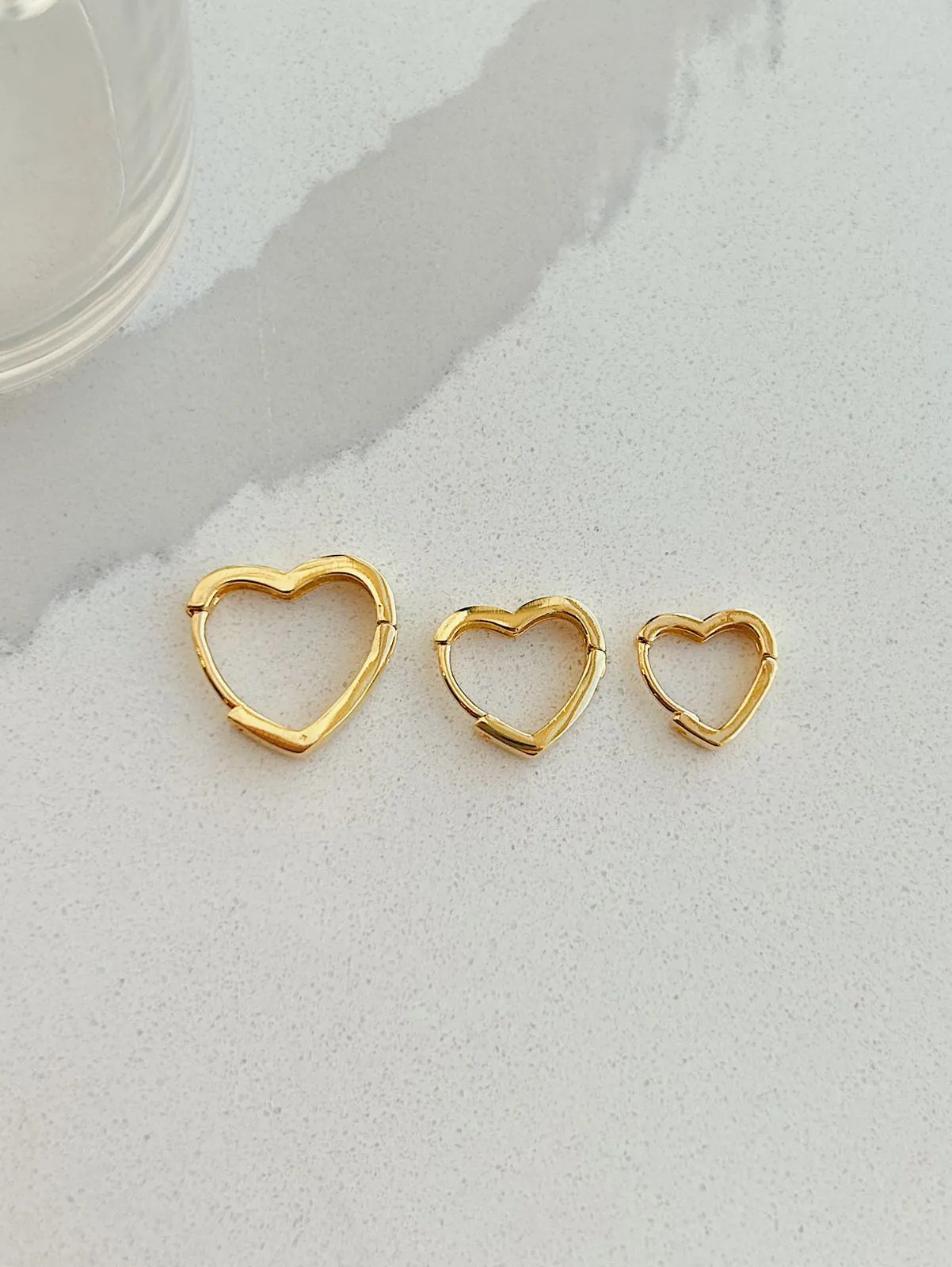 BRINCO ARGOLA EM FORMATO DE CORAÇÃO. TAMANHO G. BANHADO A OURO 18K.