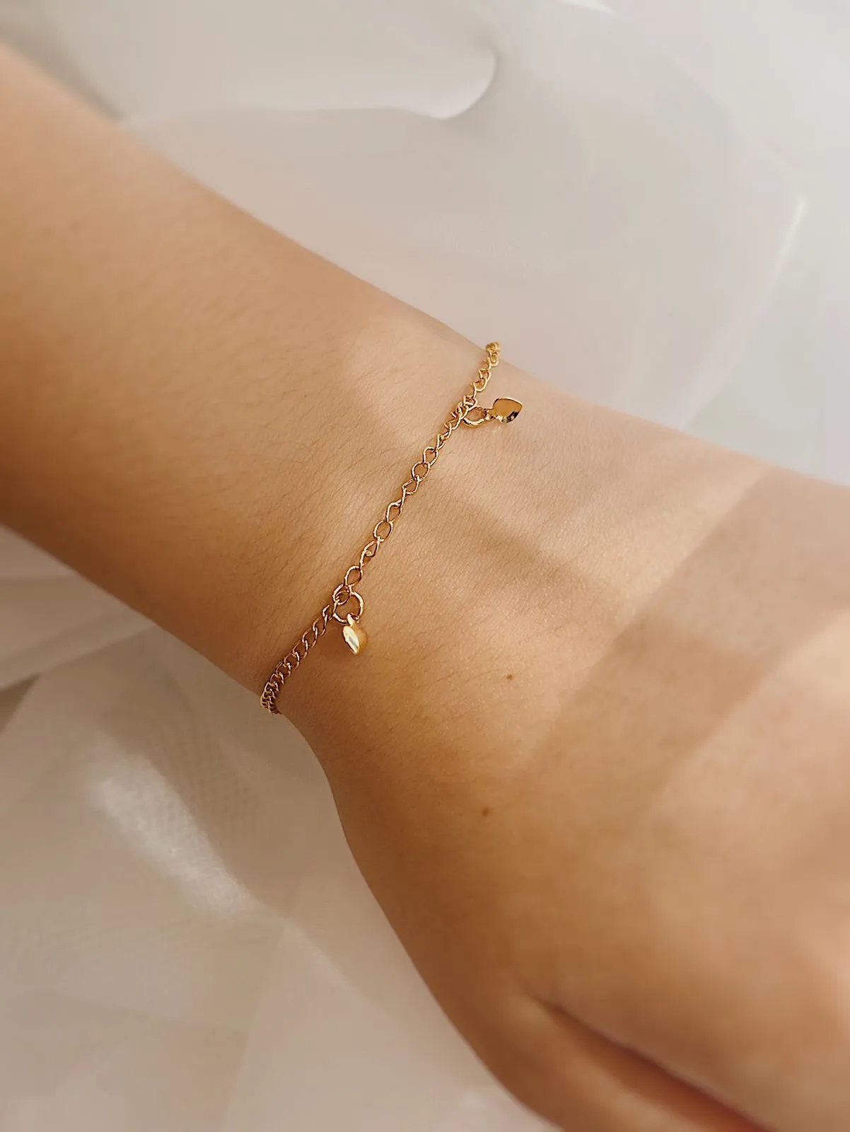 PULSEIRA 3 CORAÇÕES CHAPINHA. 19,5CM DE COMPRIMENTO. BANHADA A OURO 18K.