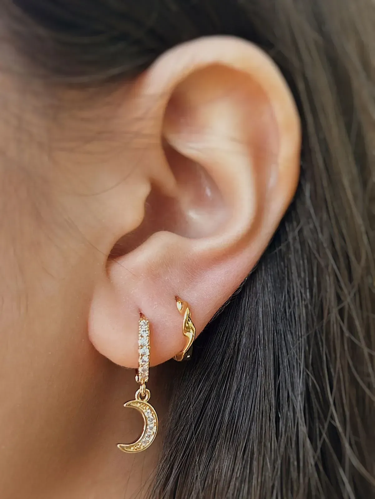BRINCO ARGOLA LUA CRAVEJADA. BANHADA A OURO 18K.