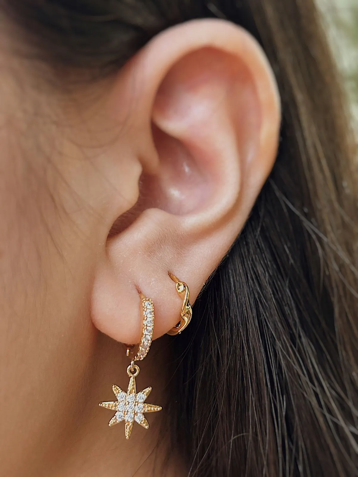 BRINCO ARGOLA ESTRELA CRAVEJADA 8 PONTAS. BANHADA A OURO 18K.