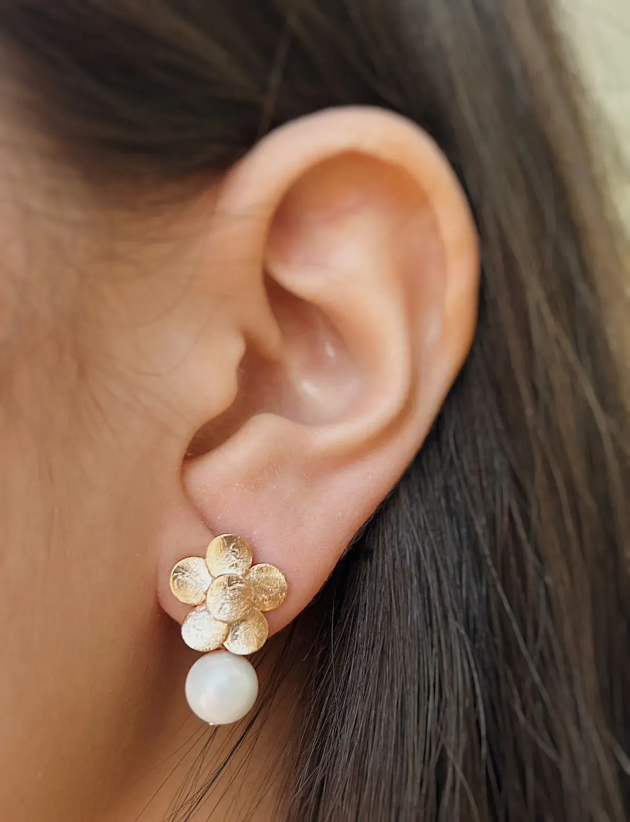 BRINCO FLOR E PÉROLA. BANHADO A OURO 18K.