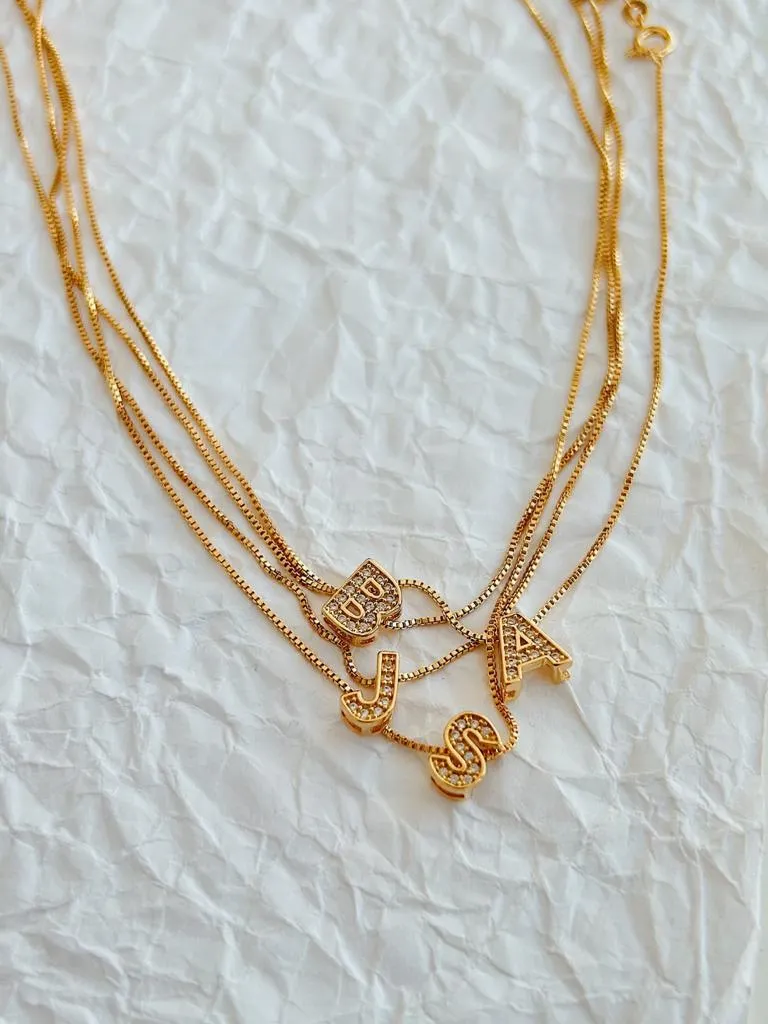 COLAR DE LETRA L CRAVEJADA PASSANTE. 45CM DE COMPRIMENTO. BANHADO A OURO 18K.