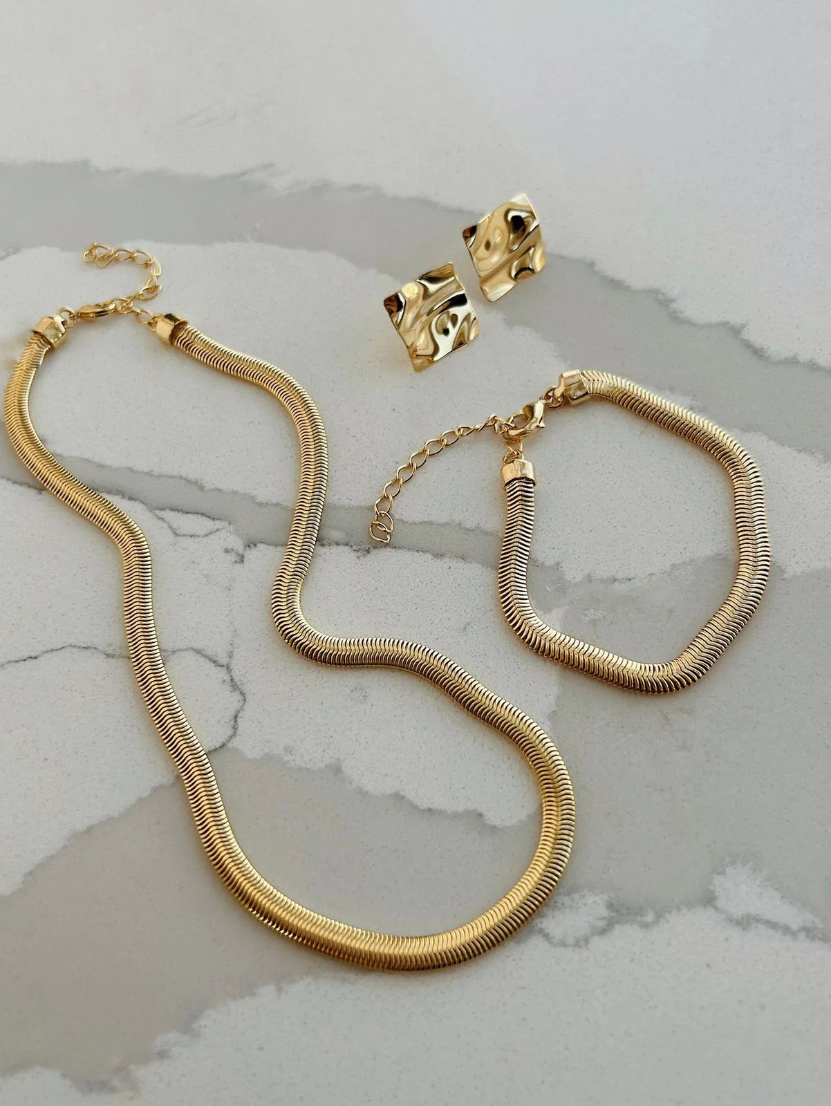 CHOKER SNAKE COM 5MM DE ESPESSURA. 35CM DE COMPRIMENT E 5CM DE REGULAGEM. BANHADO A OURO 18K.